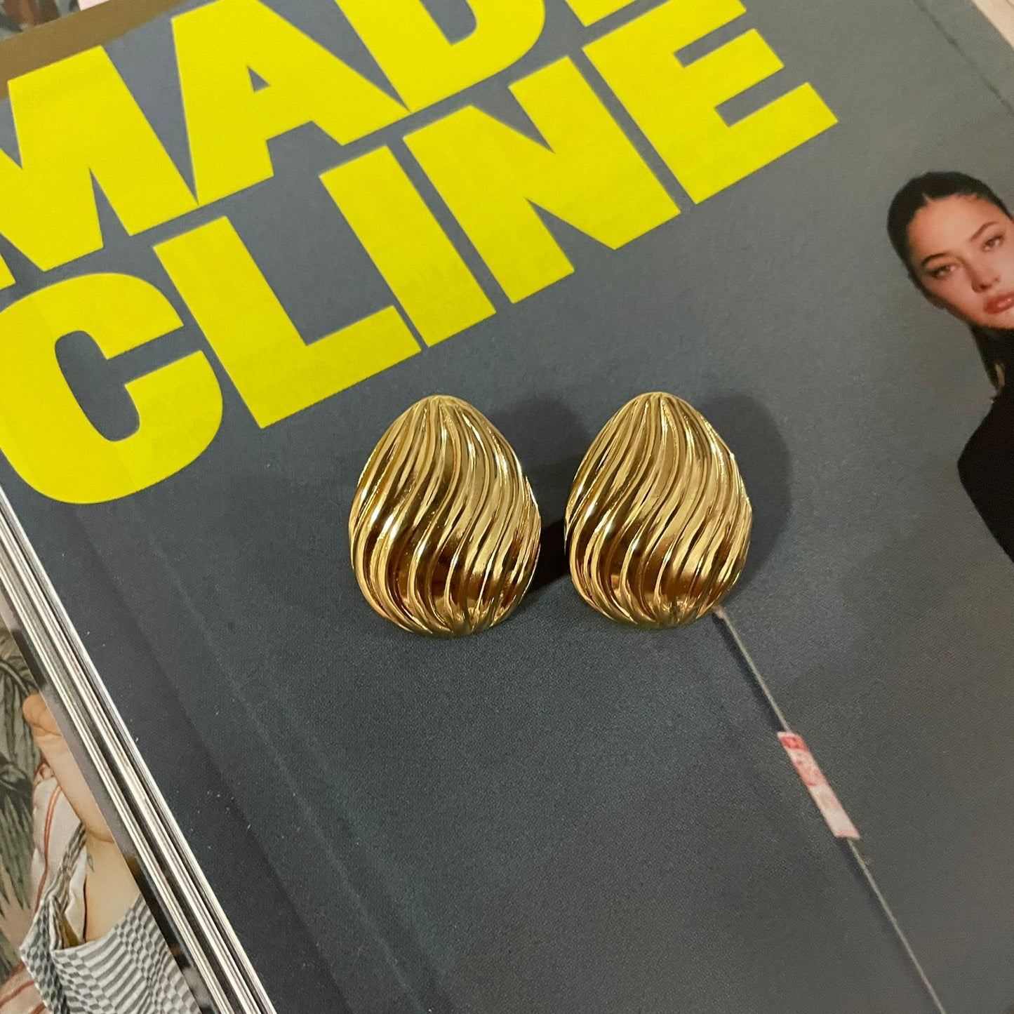 ARETES ALMENDRA GOLD