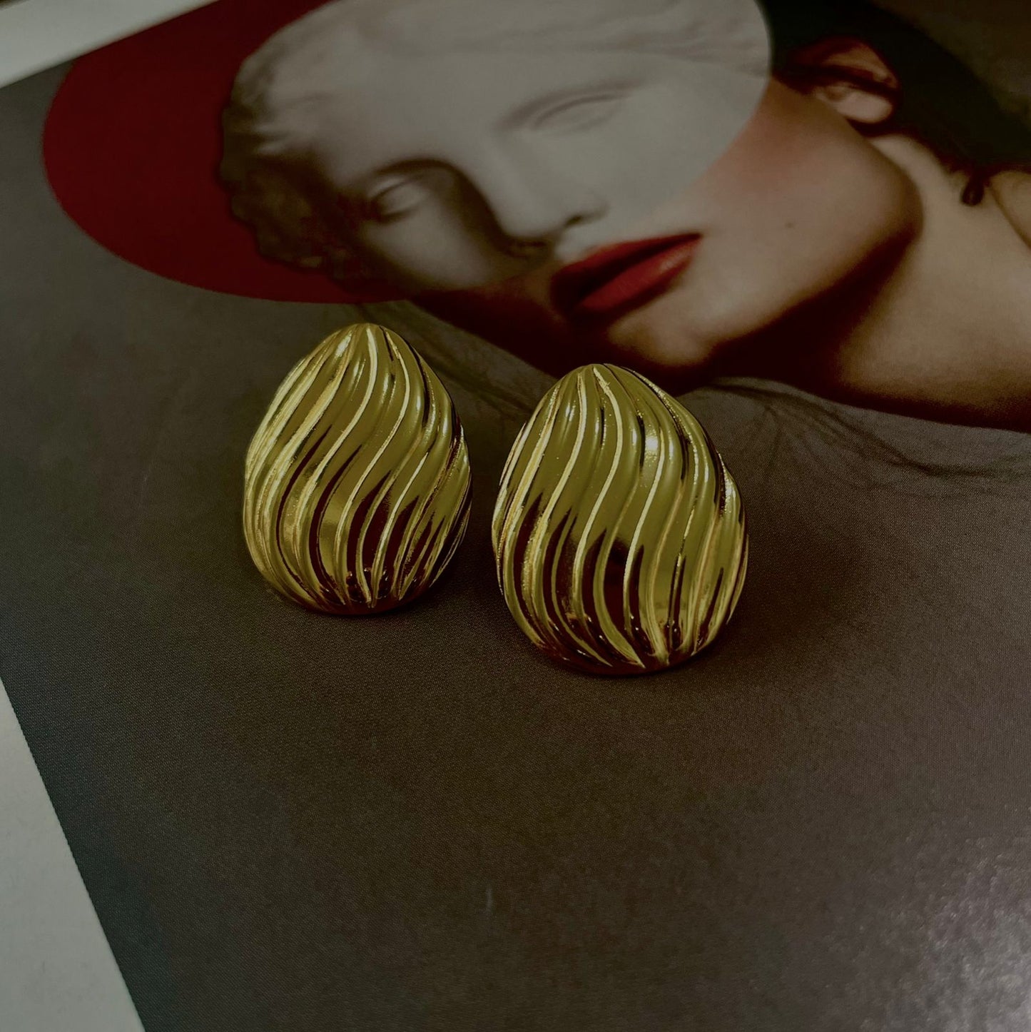 ARETES ALMENDRA GOLD
